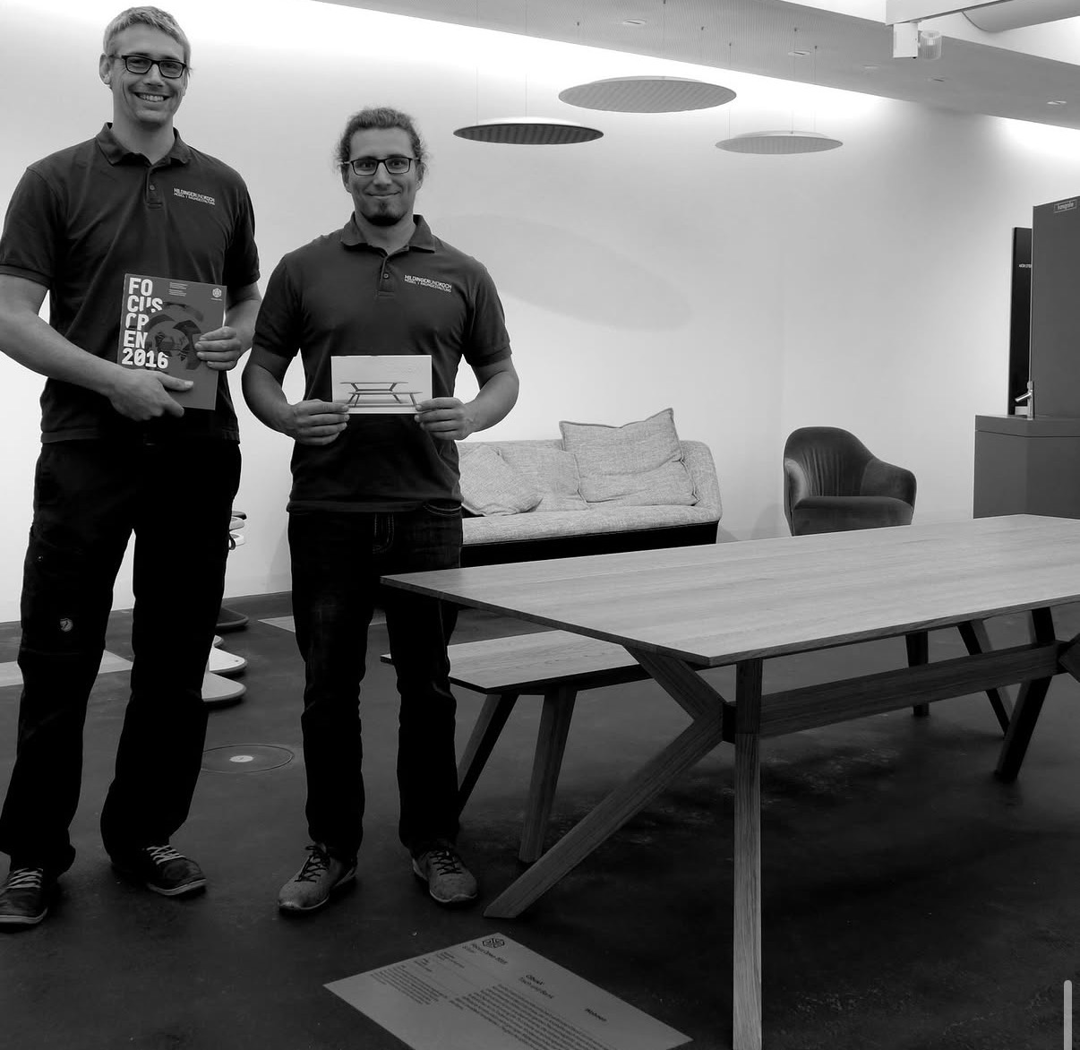 Die Inhaber Michael Hildinger und Andreas Koch mit der Auszeichnung Focus Open 2016 vor einem selbst entworfenen Massivholztisch