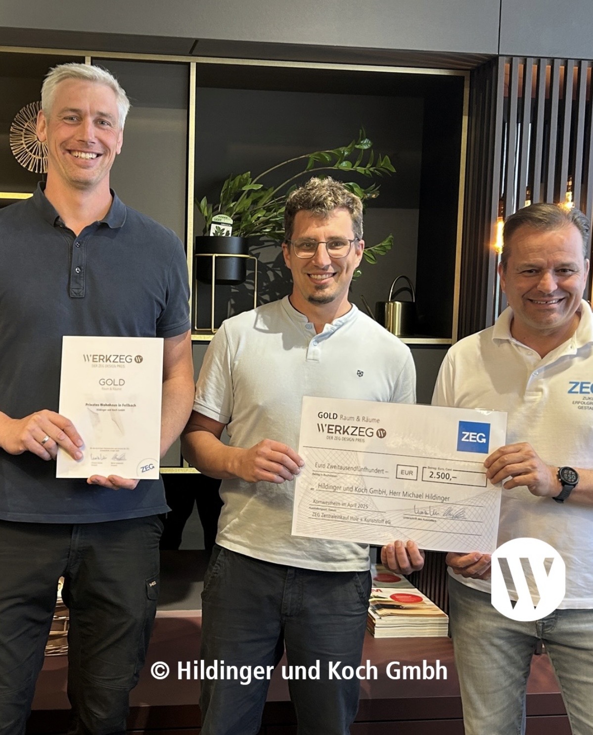 Das Team von Hildinger und Koch mit der Gold-Urkunde und dem Scheck des WERKZEG Design Preises