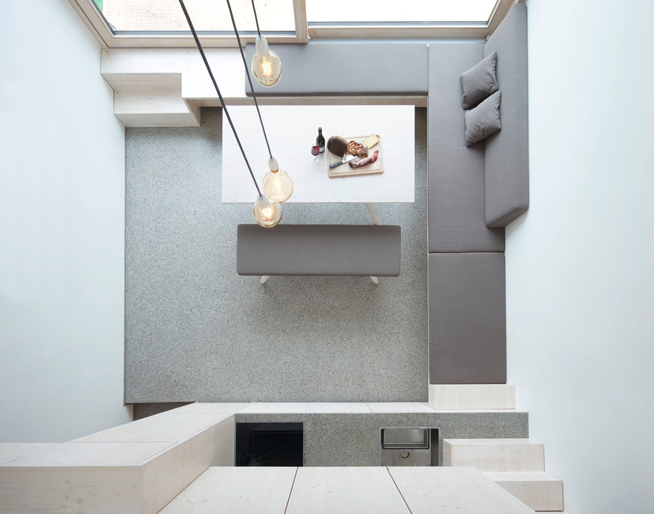 Tinyhouse HA – Blick von oben auf den Essplatz mit Eckbank und Terrazzoboden