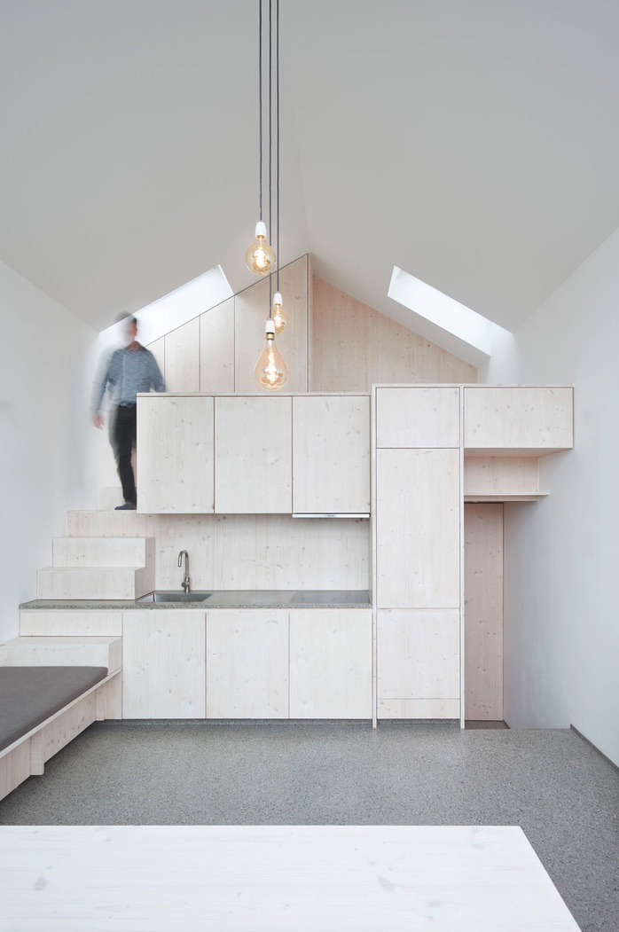 Tinyhouse HA – Galerieebene über der Küche unter dem Satteldach, erschlossen über eine Holztreppe