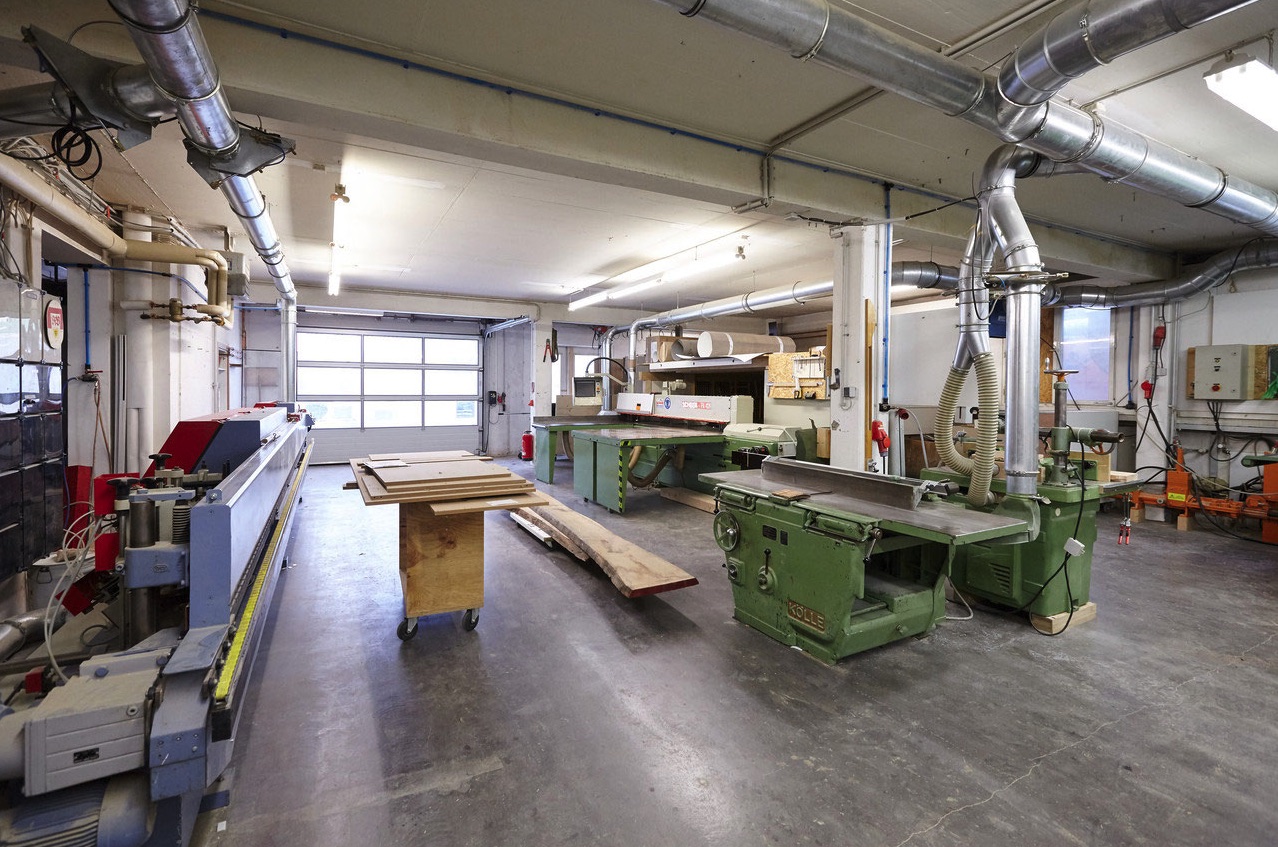 Blick in die rund 600 m² große Schreinerei-Werkstatt von Hildinger und Koch in Fellbach mit Hobelmaschine, Kantenanleimmaschine und CNC-Bearbeitungszentrum